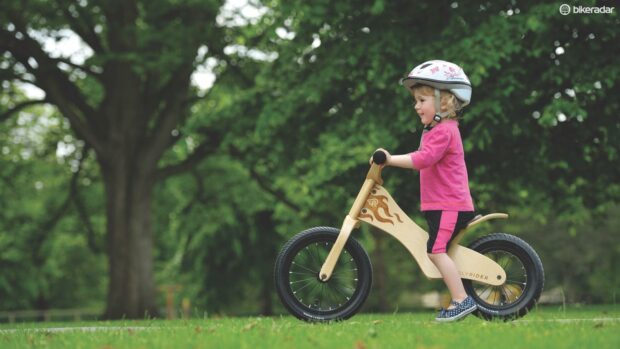 Comment apprendre à un enfant à faire du vélo d'équilibre en 6 étapes
