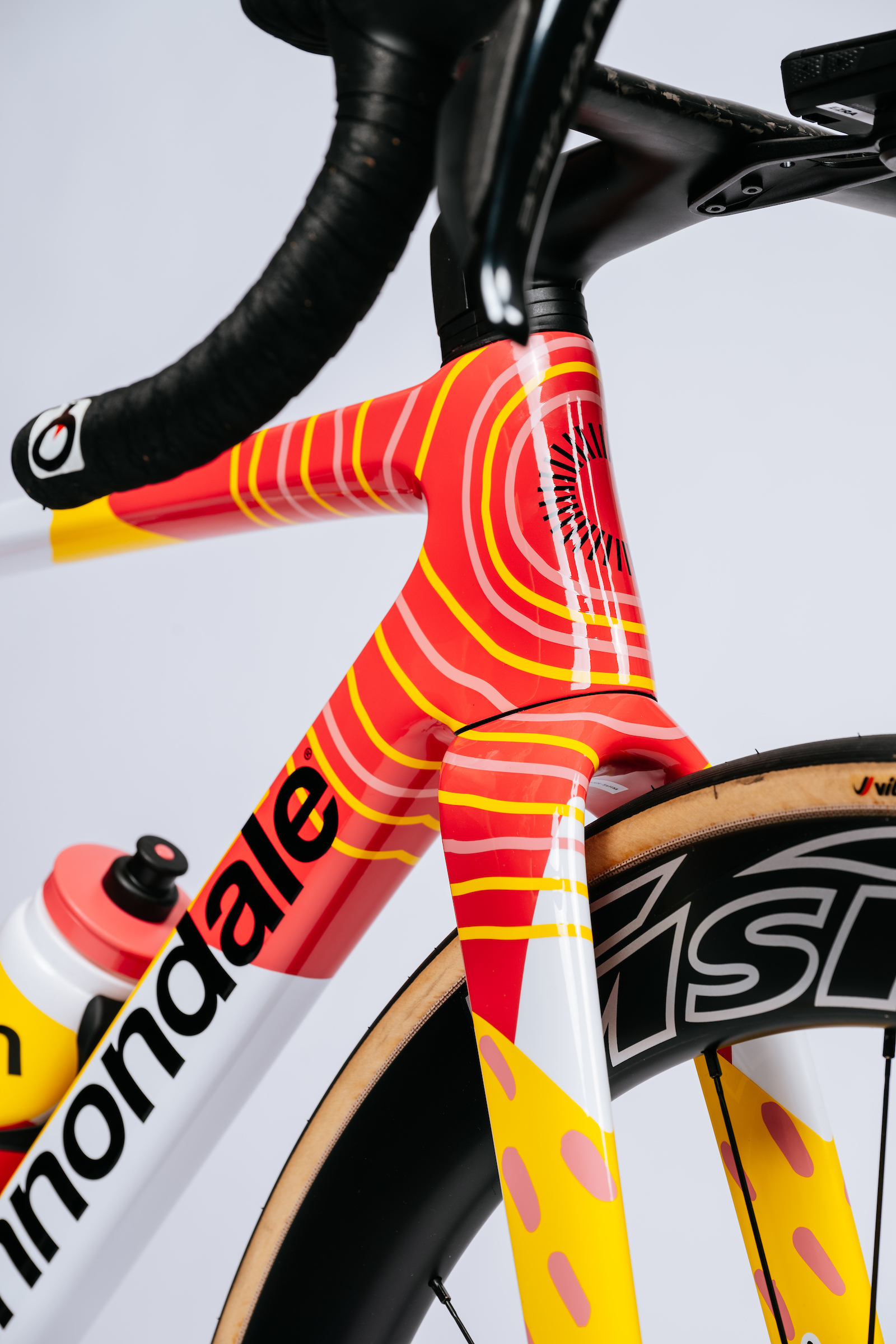Un gros plan du tube de direction des vélos Cannondale nouvellement peints d'EF