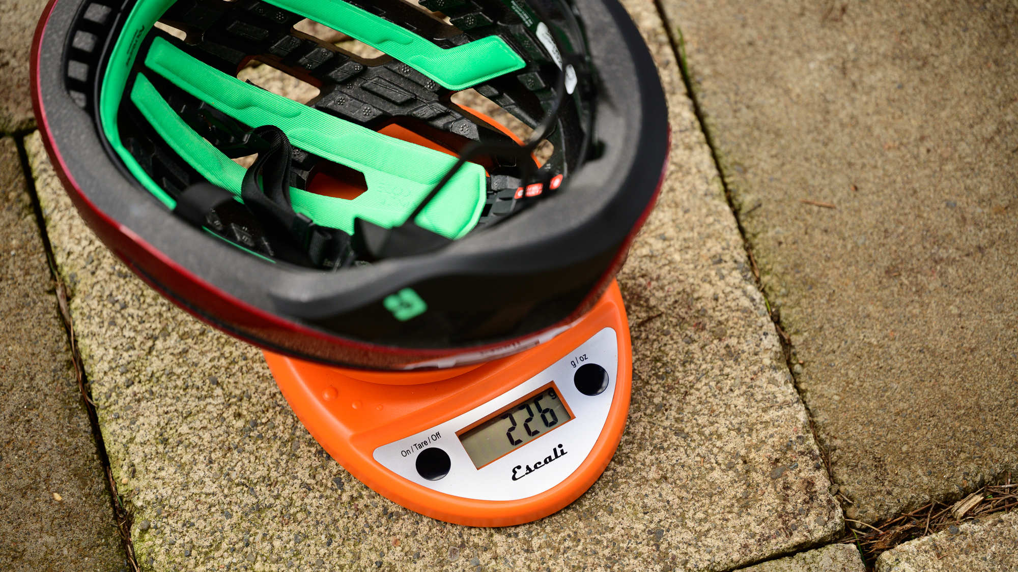 Lazer Z1 Kineticore assis sur une balance