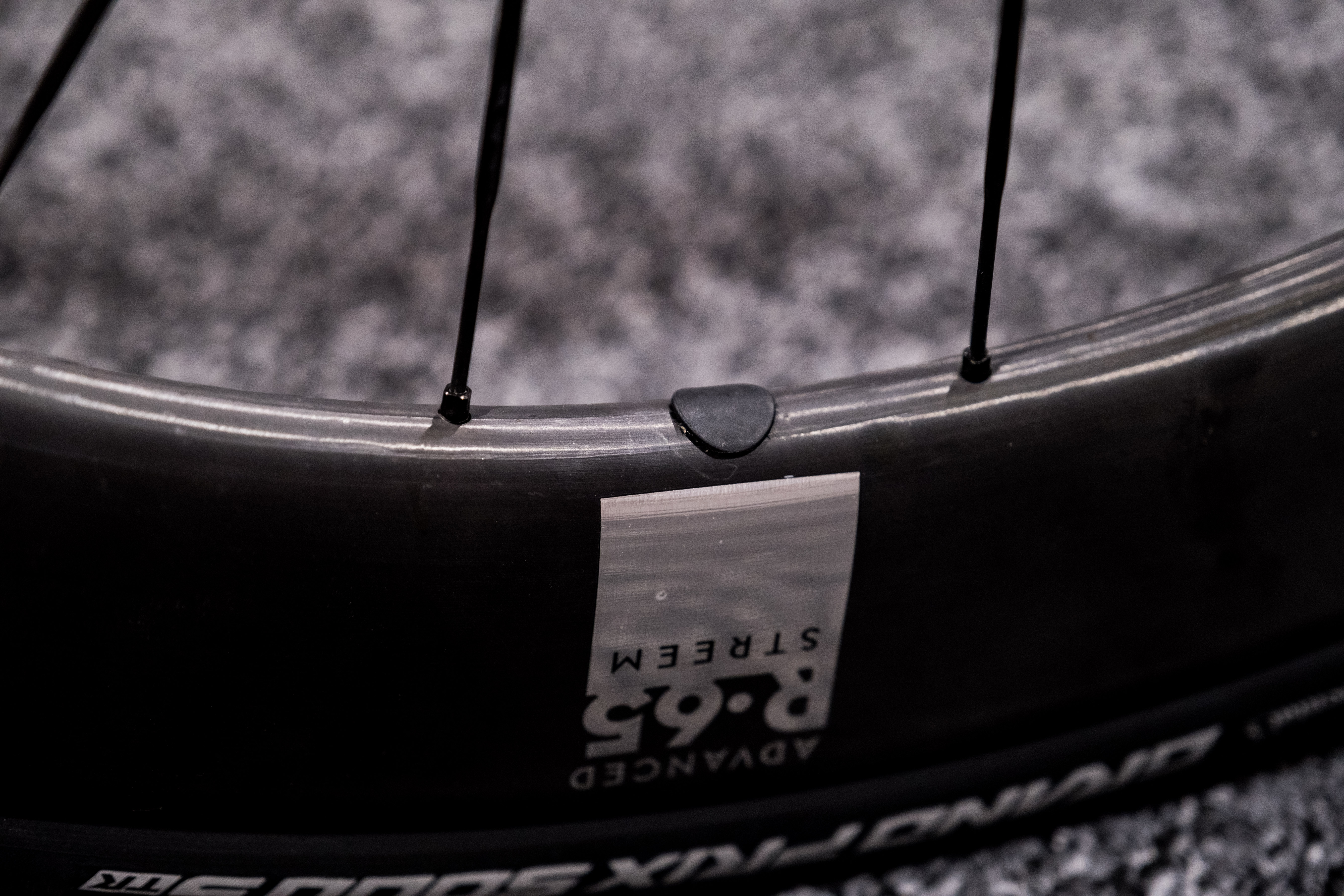 Un gros plan de la valve de roue cachée de Biniam Girmay
