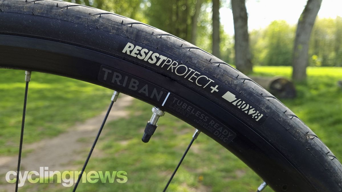 Bike tyre sizes explained: A close up view of the Triban tyres and rims