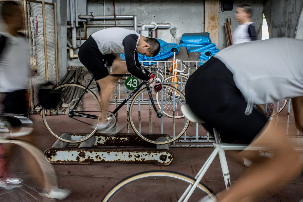 IZU, JAPON - 8 JUILLET : Les étudiants de Keirin s'entraînent sur des rouleaux au Nihon Keirin Gakkou (école japonaise de Keirin) le 8 juillet 2015 à Izu, au Japon.  Le Keirin est une forme de course cycliste développée au Japon vers 1948 à des fins de jeu et qui est depuis devenue extrêmement populaire.  C'est l'un des quatre sports sur lesquels les clients sont autorisés à parier.  En 1957, l'Association japonaise du Keirin a été fondée, établissant un système uniforme pour ce sport.  Aujourd'hui, les cavaliers doivent terminer leurs études à la Japan Keirin School.  Pour les cavaliers acceptés à l'école, ils suivent un programme d'entraînement extrêmement strict de 15 heures, six jours par semaine, avant d'être éligibles pour obtenir leur diplôme de cavaliers professionnels agréés de Keirin, capables de concourir dans la ligue professionnelle japonaise de Keirin.  Il y a plus de 3 000 coureurs inscrits au Japon et les salaires des meilleurs coureurs peuvent rapporter jusqu'à 2 millions de dollars, tandis que les coureurs moyens peuvent rapporter jusqu'à 100 000 dollars.  Malgré leur popularité, les courses de Keirin ont connu un déclin constant depuis les années 1990, avec une fréquentation et des revenus en baisse constante.  Avec la population vieillissante du Japon et le Keirin considéré principalement comme une activité de jeu, sa base de fans est principalement composée de parieurs de plus de 50 ans. Attirer les jeunes fans est une étape cruciale pour revigorer ce sport.  Cependant, le manque d'intérêt des jeunes Japonais pour les paris sportifs et la popularité du baseball et du football, qui attirent de jeunes spectateurs, constituent une bataille difficile.  La JKA a pris des mesures pour attirer les jeunes fans. En 2012, les courses féminines ont été réintroduites sous le nom de Girl's Keirin et promues par une campagne publicitaire télévisée nationale montrant des coureuses en talons hauts et en robes pour tenter d'attirer les jeunes téléspectateurs.  Avec le débat actuel au Japon sur l'introduction des casinos et la popularité des jeux de machines à sous Pachinko auprès de la jeune génération, les courses de Keirin pourraient connaître un nouveau déclin.  (Photo de Chris McGrath/Getty Images)