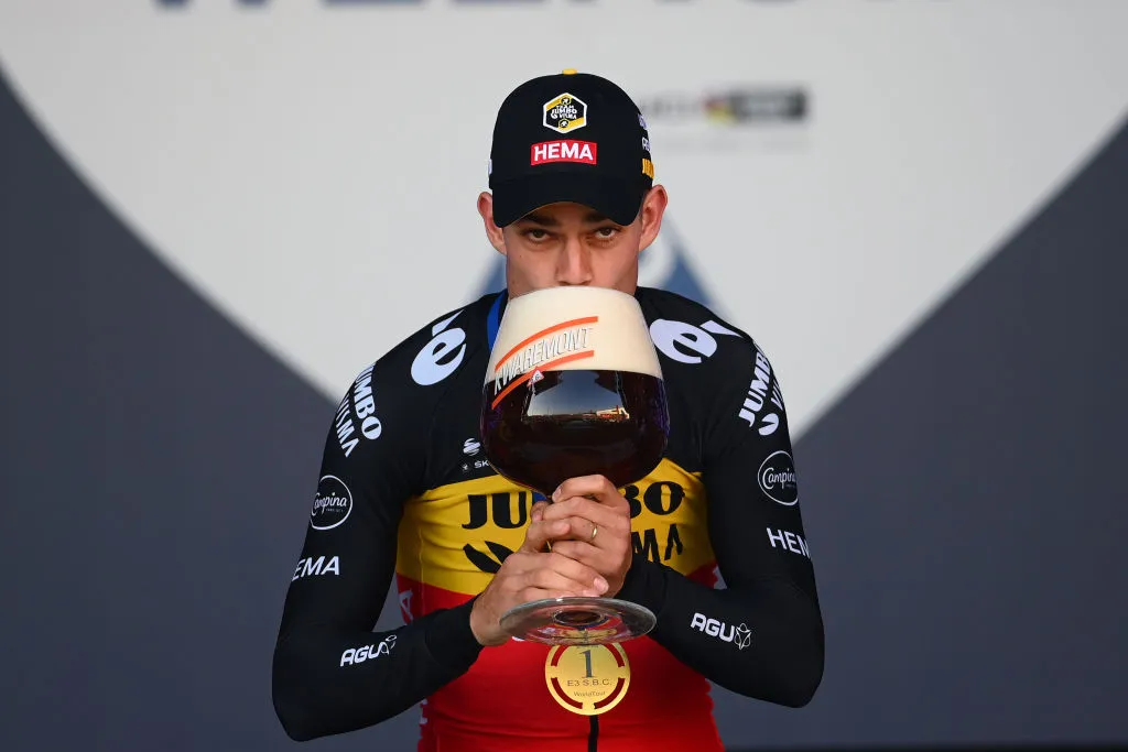 Wout Van Aert de Belgique et l'équipe Jumbo-Visma célèbrent avec une bière le vainqueur de la course après le 65e E3 Saxo Bank Classic 2022