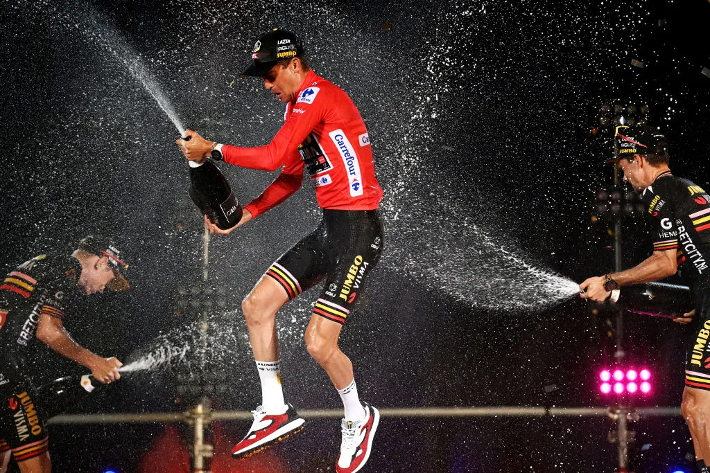 Jonas Vingegaard, le vainqueur Sepp Kuss et Primoz Roglic célèbrent avec du champagne lors de la cérémonie du podium après la 78e Vuelta a Espana en 2023