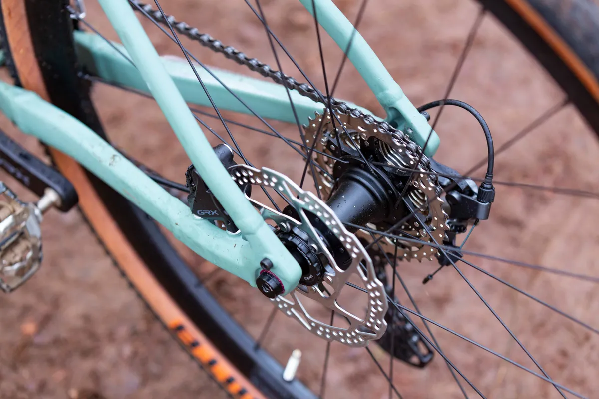 Photo du pack du vélo gravel Focus Atlas 6.8 dans une forêt