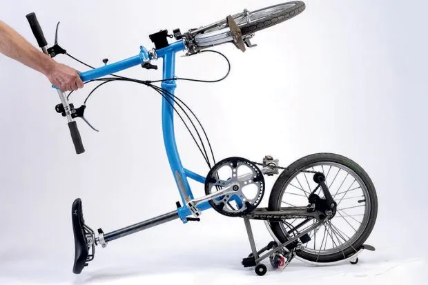 Les vélos à moyeux sont difficiles à réparer une crevaison dans le meilleur des cas, ajoutez le pliage à l'équation...