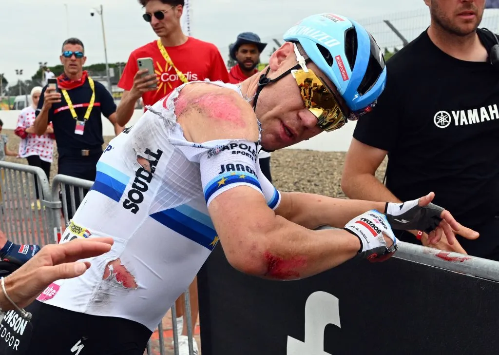 Le Néerlandais Fabio Jakobsen de Soudal Quick-Step photographié après une chute à l'arrivée de la quatrième étape de la course cycliste Tour de France, une course de 181,8 km de Dax à Nogaro, France, le mardi 04 juillet 2023. Le Tour de France de cette année a lieu du 01 au 23 juillet 2023. BELGA PHOTO POOL FRANK FAUGERE (Photo de POOL FRANK FAUGERE / BELGA MAG / Belga via AFP) (Photo de POOL FRANK FAUGERE/BELGA MAG/AFP via Getty Images)