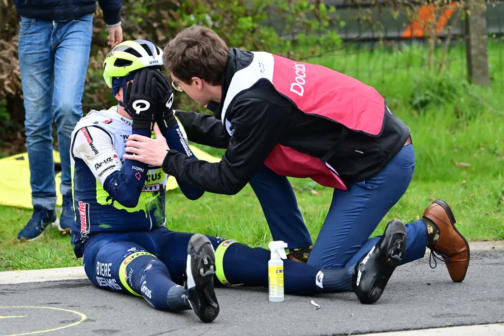 OUDENAARDE, BELGIQUE - 02 AVRIL : Taco Van Der Hoorn des Pays-Bas et l'équipe Intermarché-Circus-Wanty blessés après avoir été impliqués dans un accident lors de la 107e Ronde van Vlaanderen - Tour des Flandres 2023, Hommes Elite, une course d'une journée de 273,4 km au départ de Bruges à Audenarde / #UCIWT / le 02 avril 2023 à Bruges, Belgique.  (Photo de Dirk Waem – Piscine/Getty Images)