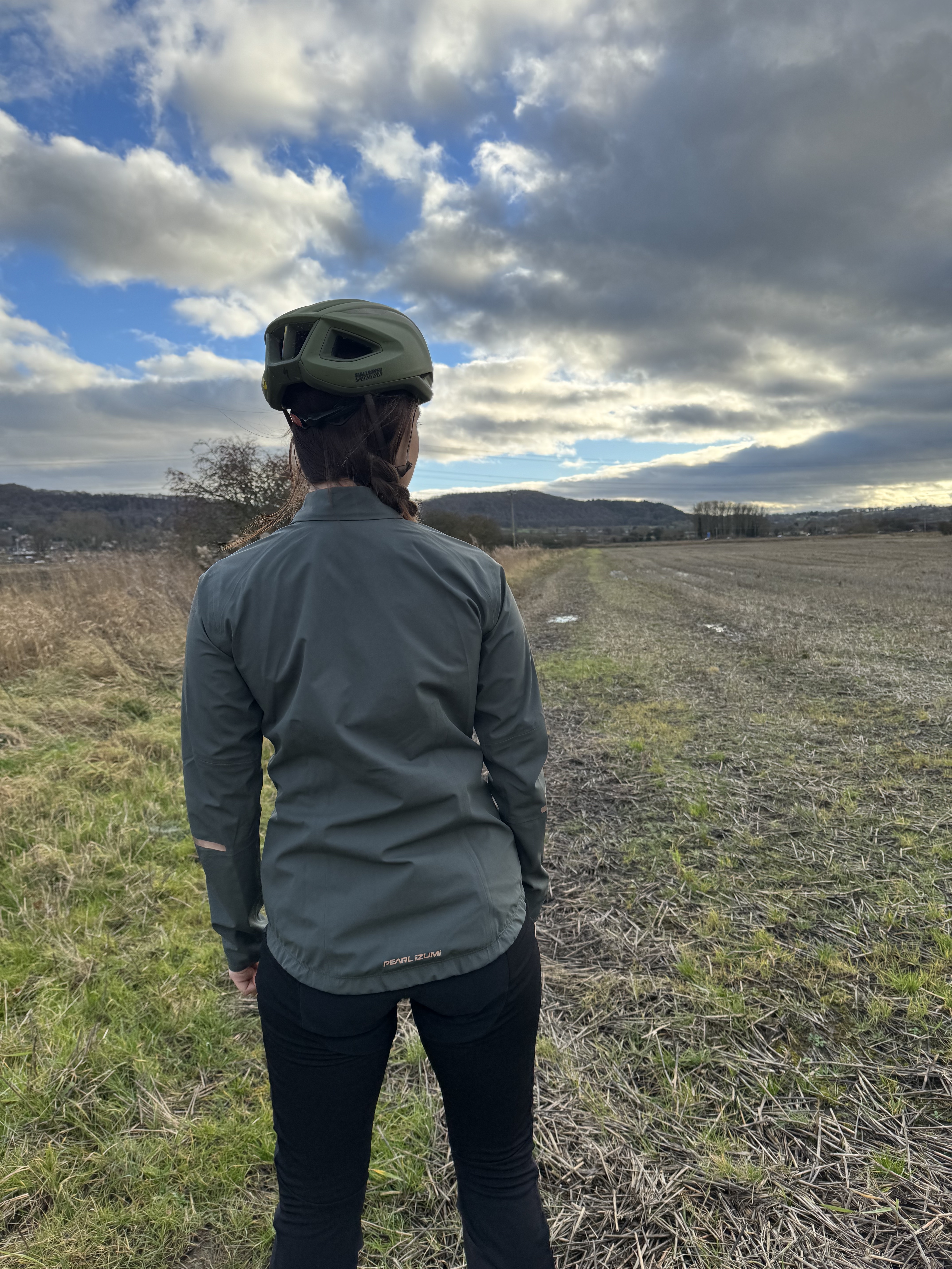 Femmes sur le terrain montrant le dos de la veste.  Détails réfléchissants