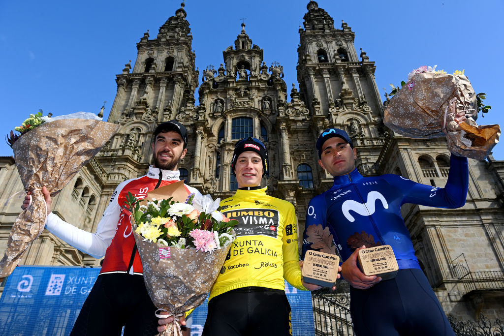 El Gran Camiño 2023 : le podium final, gd Jesus Herrada, Jonas Vingegaard (vainqueur), Ruben Guerreiro