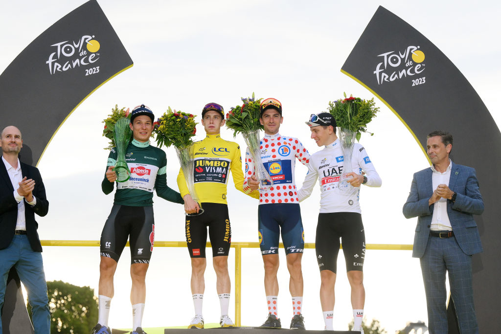Tour de France 2023 : les vainqueurs finaux des différents classements posent sur le podium