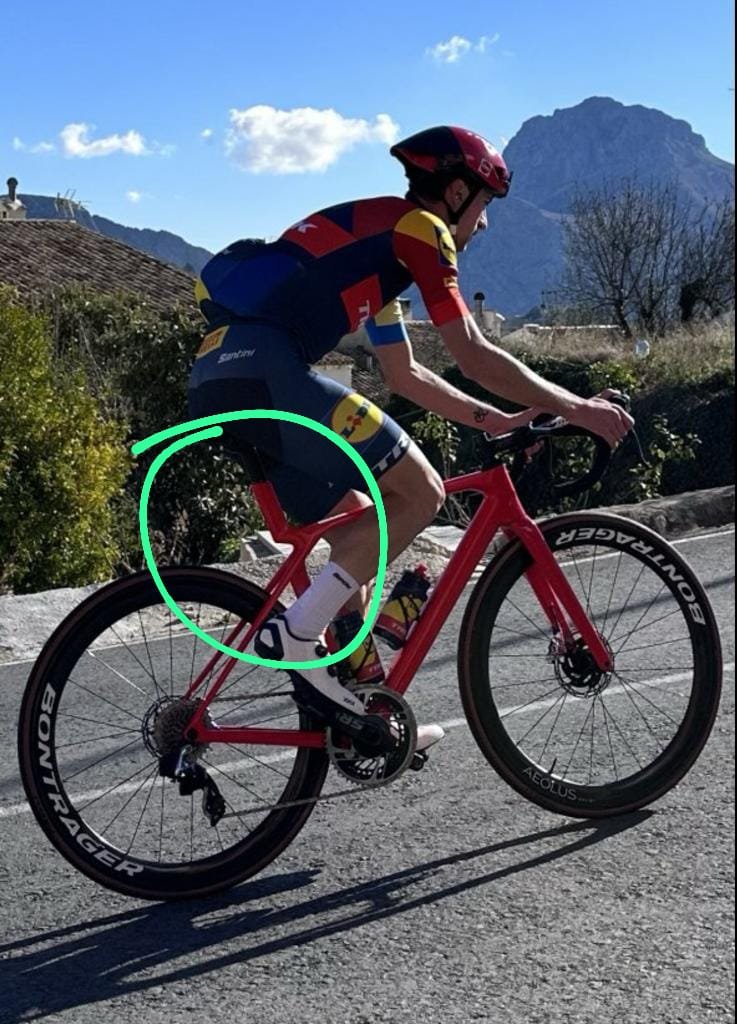 Un vélo de randonnée piloté par Giulio Ciccone avec le tube de selle encerclé