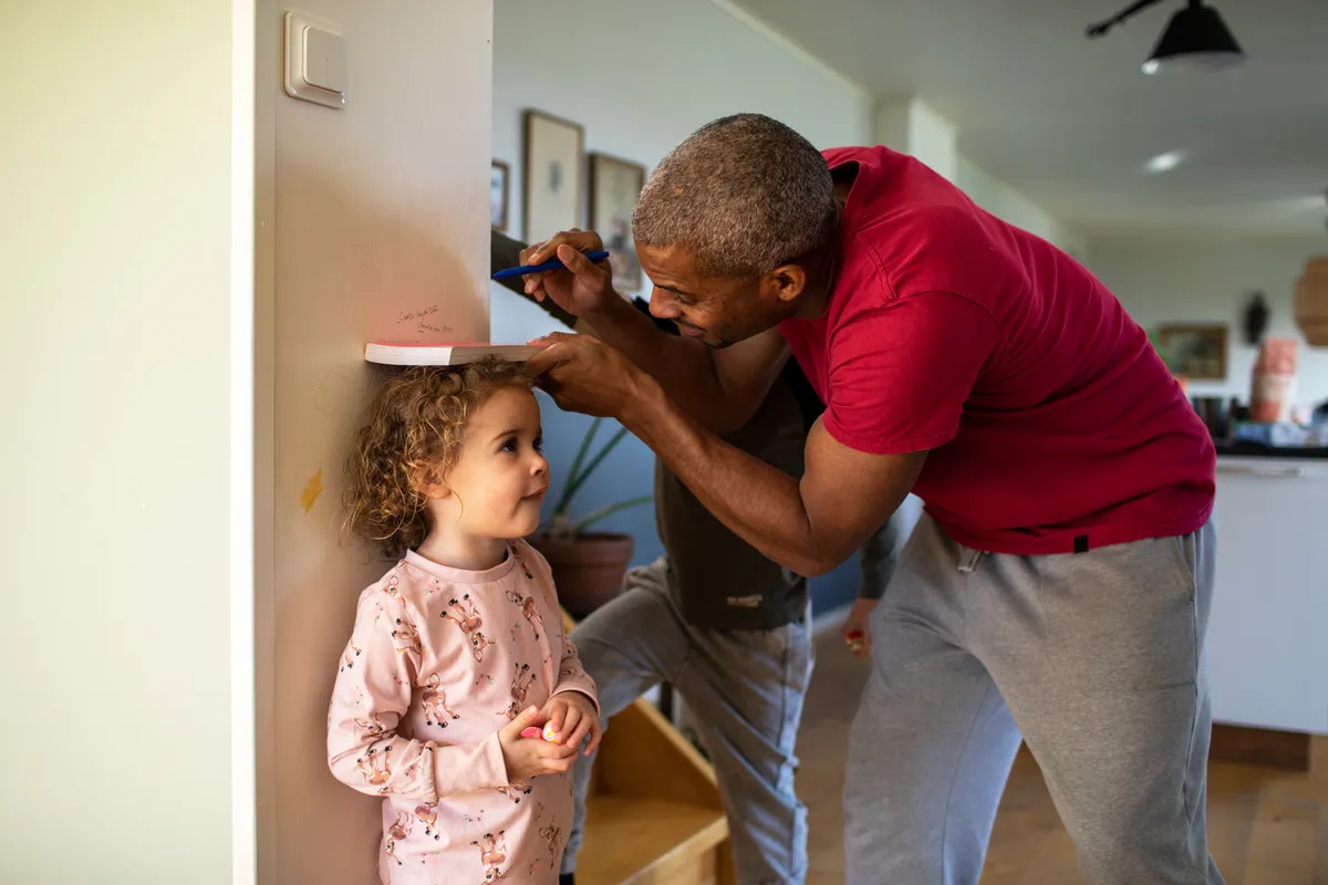 Mesurer la taille de ses enfants à la maison