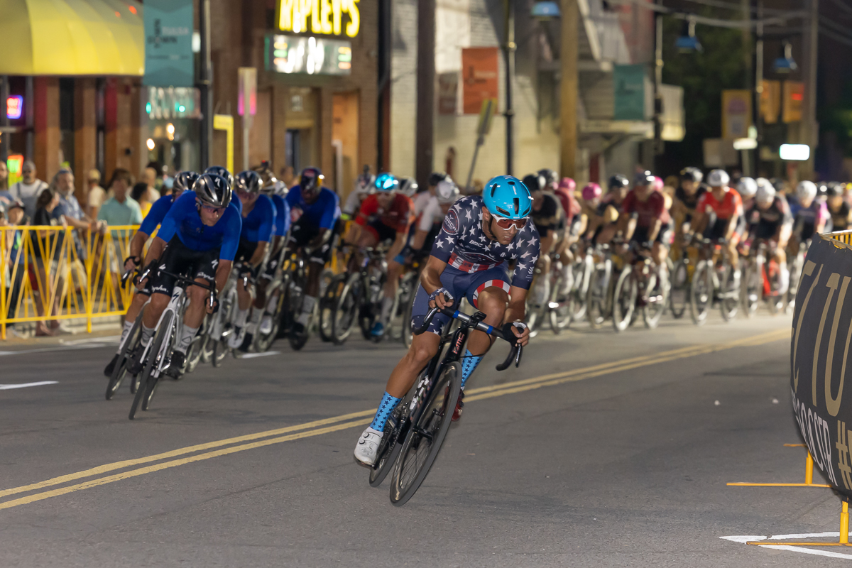 Michael Hernandez attaque le terrain, mais aucune pause n'a jamais été établie