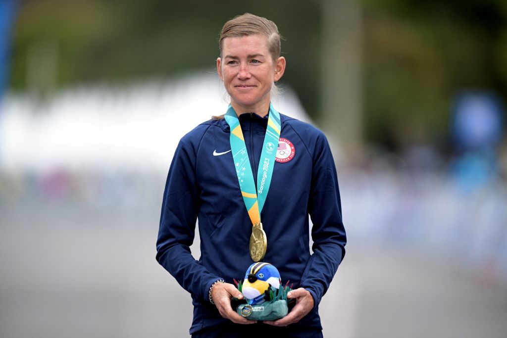 L'Américaine Lauren Stephens pose sur le podium avec sa médaille d'or lors de la finale de la course sur route féminine lors des Jeux panaméricains de Santiago 2023 à Santiago le 29 octobre 2023. Photo d'ERNESTO BENAVIDES AFP Photo d'ERNESTO BENAVIDESAFP via Getty Images