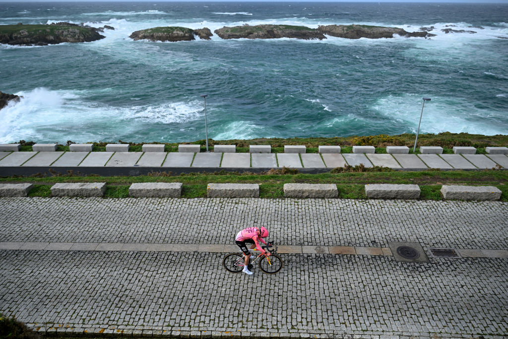 A CORUNA ESPAGNE 22 FÉVRIER Hugh Carthy du Royaume-Uni et Team EF Education EasyPost sprintent pendant le 3ème O Gran Camio la route historique 2024 étape 1 un contre-la-montre individuel de 141 km à l'étape d'A Coruna à A Coruna le 22 2024 février à A Coruna Espagne Photo de Dario BelingheriGetty Images