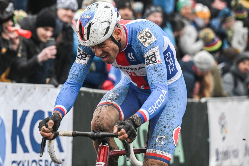 Le pilote tchèque Zdenek Stybar participe à la course d'élite masculine des Championnats du monde de Cyclo-Cross à Tabor, en République tchèque, le 4 février 2024. Le phénomène cycliste interdisciplinaire Mathieu van der Poel a remporté un sixième titre de championnat du monde de cyclo-cross le 4 février pour ajouter à son titre mondial de course sur route à Glasgow l'année dernière.  (Photo de Michal Cizek / AFP)