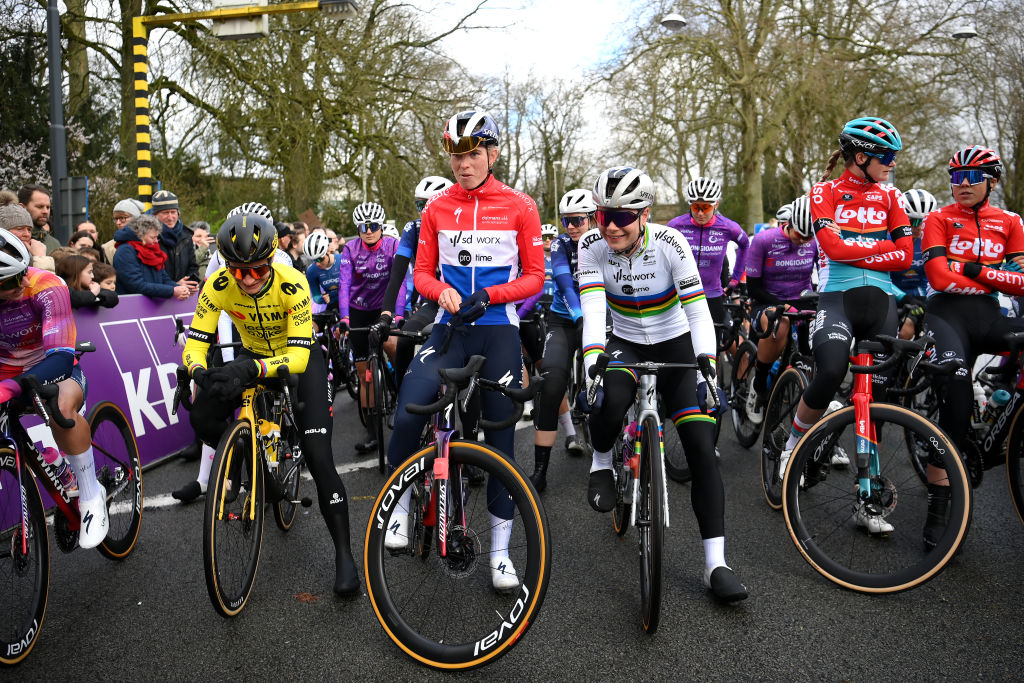 GAND BELGIQUE 24 FÉVRIER LR Marianne Vos des pays-Bas et Team Visma Lease A Bike Demi Vollering des pays-Bas et Team SD WorxProtime Lotte Kopecky de Belgique et Team SD WorxProtime avant le 16ème Omloop Het Nieuwsblad 2024 Womens Elite, une course d'une journée de 1271 km au départ de Gand à Ninove UCIWWT le 24 février 2024 à Gand Belgique Photo par Alex BroadwayGetty Images