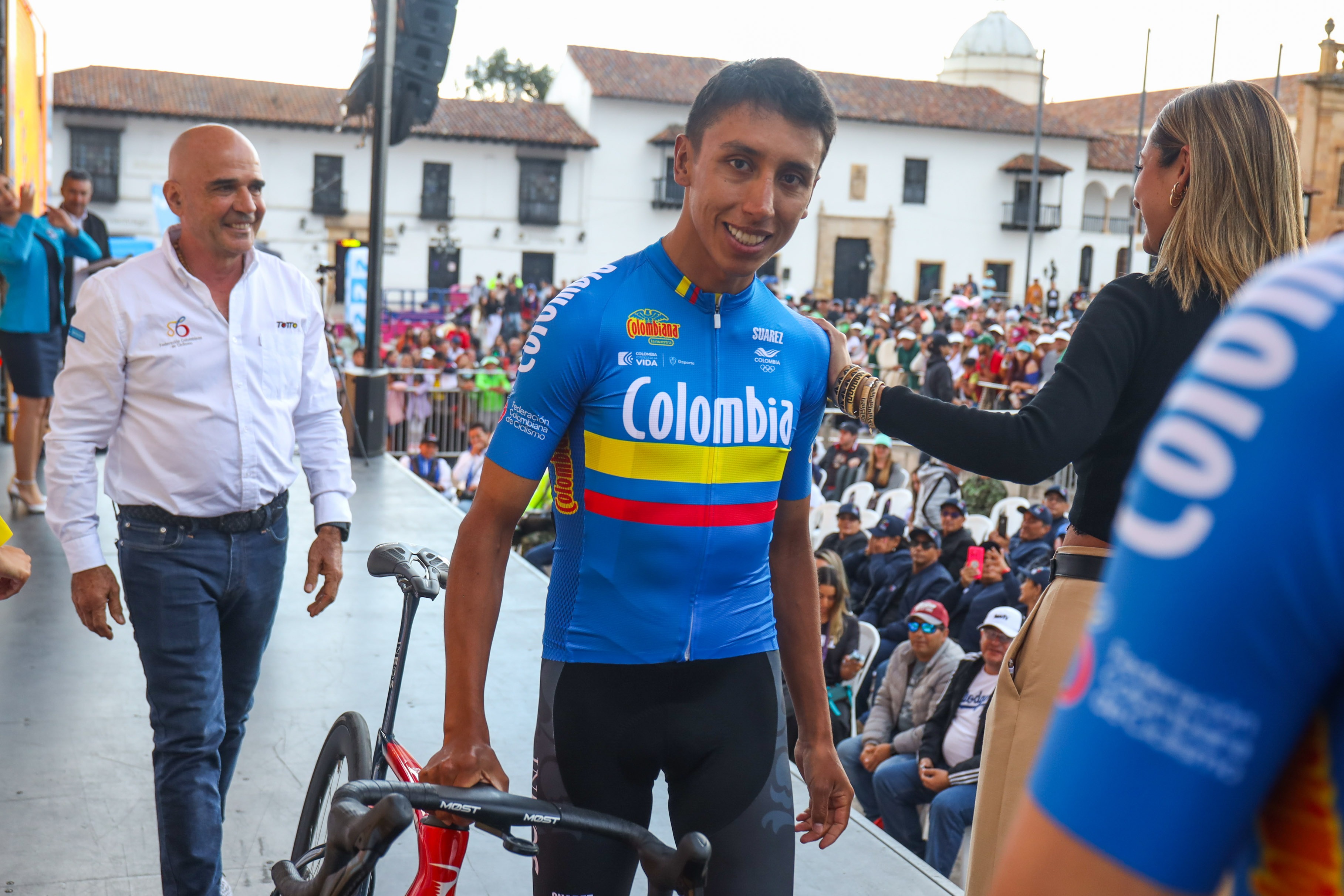 Tour Colombie 2024 : Egan Bernal sur scène lors de la présentation d'avant-course