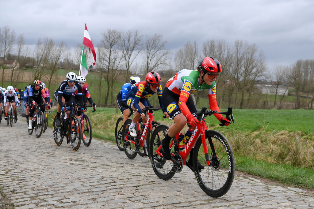 Longo Borghini mène sa coéquipière Elisa Balsamo sur un secteur pavé lors de l'ouverture de la saison belge