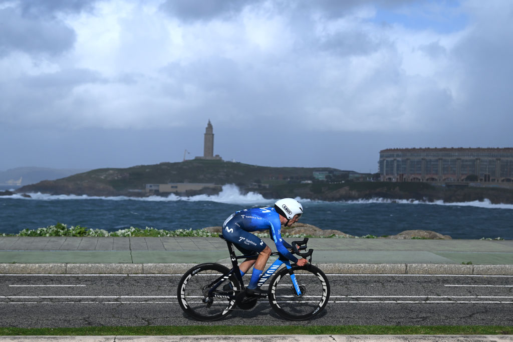 A CORUNA ESPAGNE 22 FÉVRIER Will Barta des États-Unis et Movistar Team sprintent pendant le 3ème O Gran Camio la route historique 2024 étape 1 un contre-la-montre individuel de 141 km au stade d'A Coruna à A Coruna le 22 2024 février à A Coruna Espagne photo de Dario BelingheriGetty Images