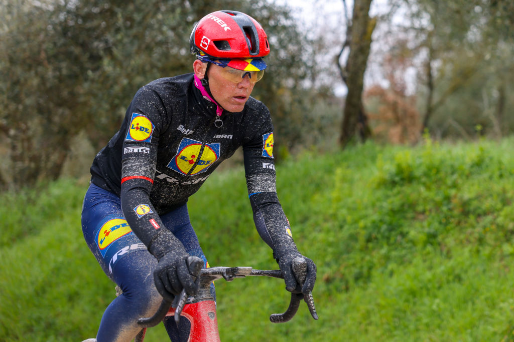 SIENNE ITALIE 01 MARS Toms Skujins de Lettonie et l'équipe LidlTrek lors du Strade Bianche Recon Ride le 01 mars 2024 à Sienne Italie Photo de Sara CavalliniGetty Images