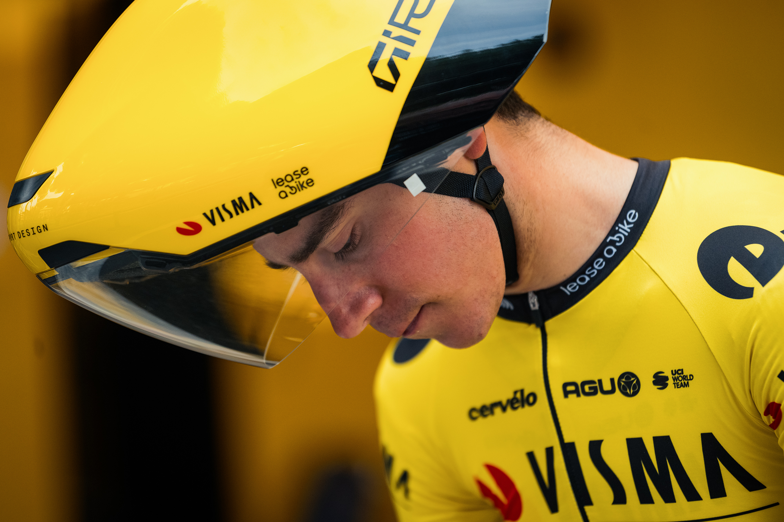 Visma Lease a Bike riders dans un nouveau casque Giro TT sauvage