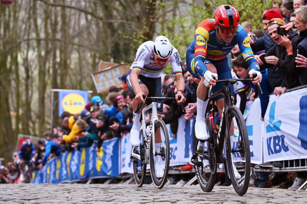 WEVELGEM BELGIQUE MARS 24 LR Mathieu van der Poel des pays-Bas et Team Alpecin Deceuninck et le vainqueur de la course Mads Pedersen du Danemark et Team Lidl Trek concourent en passant par le secteur pavés du Kemmelberg Belvedre tandis que les fans applaudissent lors du 86ème GentWevelgem in Flanders Fields 2024 Mens Elite a 2531km Course d'une journée d'Ypres à Wevelgem UCIWT le 24 mars 2024 à Wevelgem en Belgique Photo de Tim de WaeleGetty Images