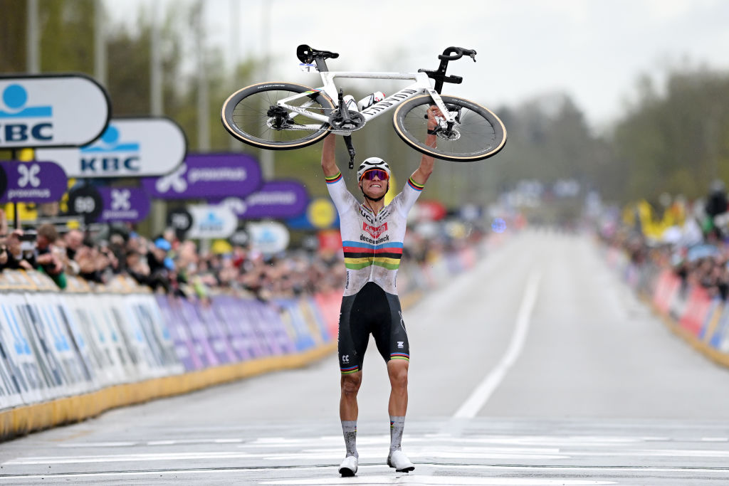 OUDENAARDE BELGIQUE 31 MARS Mathieu van der Poel des Pays-Bas et l'équipe Alpecin Deceuninck célèbrent sur la ligne d'arrivée en tant que vainqueur de la course lors de la 108e Ronde van Vlaanderen Tour des Flandres 2024 Mens Elite, une course d'une journée de 2708 km d'Anvers à Audenarde UCIWT le 31 mars 2024 à Audenarde Belgique Photo par Dario BelingheriGetty Images