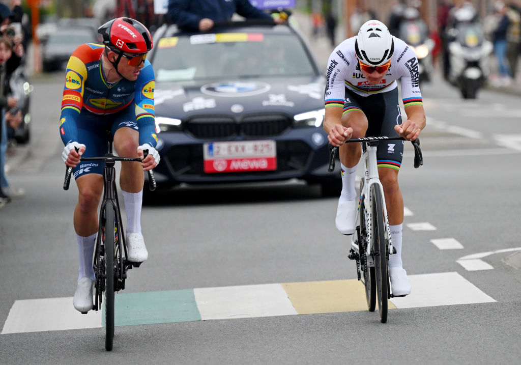 WEVELGEM BELGIQUE 24 MARS LR Mads Pedersen du Danemark et Team Lidl Trek et Mathieu van der Poel des pays-Bas et Team Alpecin Deceuninck participent à l'échappée lors du 86e GentWevelgem in Flanders Fields 2024 Mens Elite, une course d'une journée de 2531 km d'Ypres à Wevelgem UCIWT sur 24 mars 2024 à Wevelgem Belgique Photo de Tim de WaeleGetty Images
