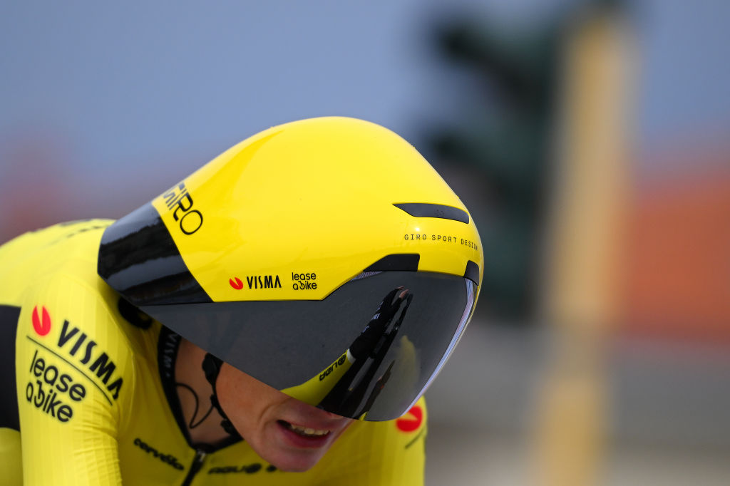 Jonas Vingegaard portant le casque de contre-la-montre de Giro