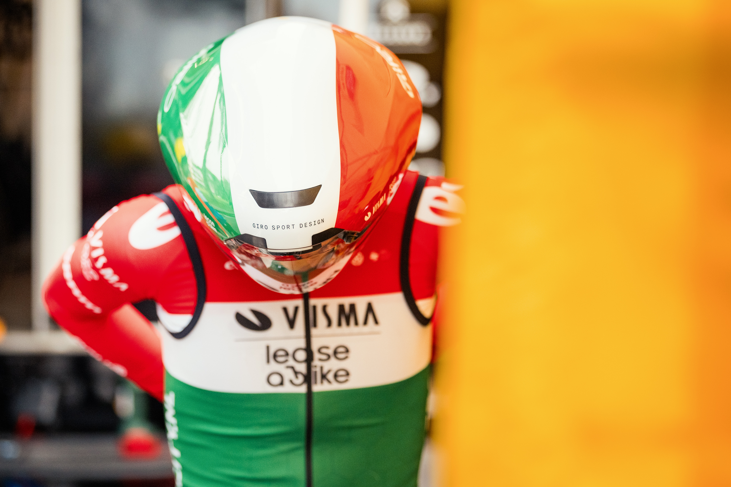 Visma Lease a Bike riders dans un nouveau casque Giro TT sauvage