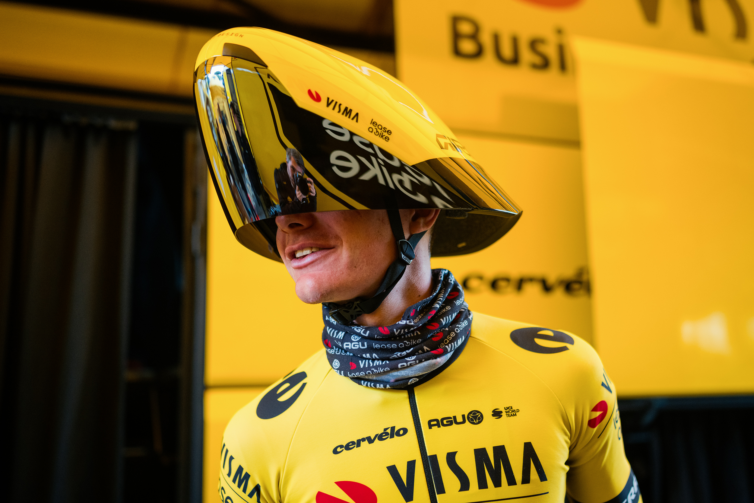 Visma Lease a Bike riders dans un nouveau casque Giro TT sauvage