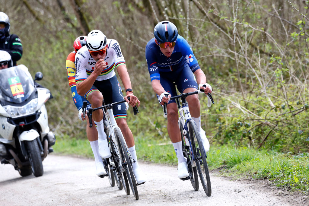 Laurence Pithie aux côtés de Mathieu van der Poel lors de Gent-Wevelgem 2024