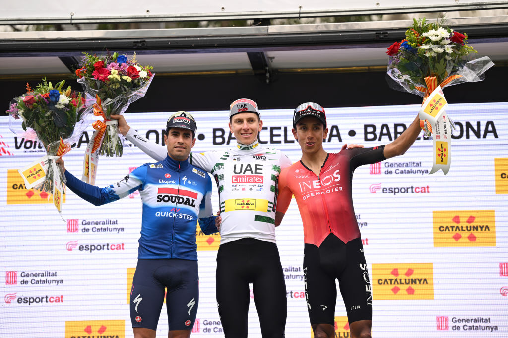 Pogacar sur le podium final à Barcelone avec Mikel Landa, deuxième, et Egan Bernal, troisième