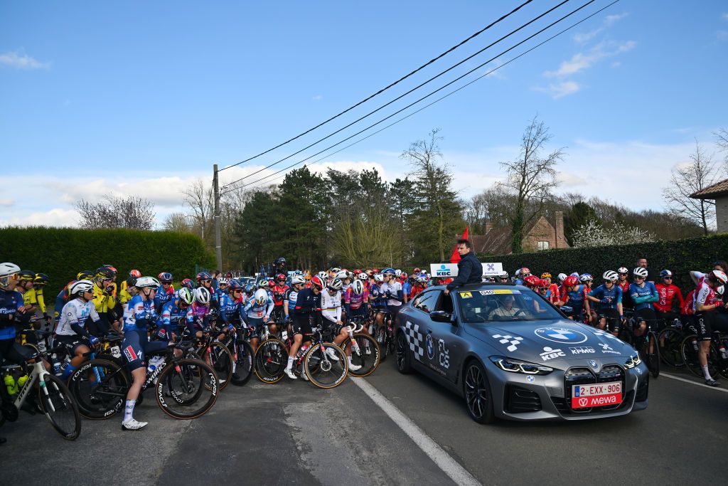 The organisers neutralise the race due to a two-car accident after the men