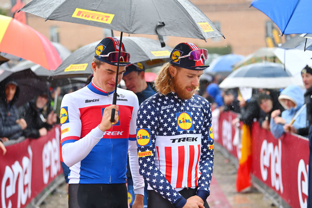 SIENNE ITALIE 01 MARS LR Mathias Vacek de la République tchèque et Quinn Simmons des États-Unis et Team Lidl Trek lors de la présentation de l'équipe Strade Bianche 2024 UCIWT UCIWWT le 01 mars 2024 à Sienne Italie Photo de Luc ClaessenGetty Images
