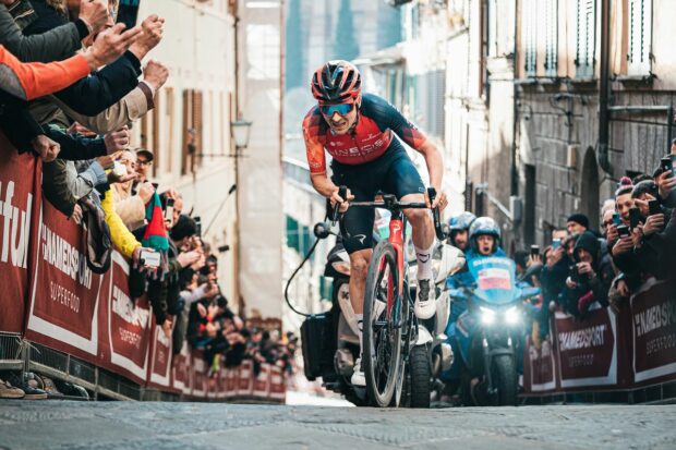Tom Pidcock en route to victory at Strade Bianche 2023