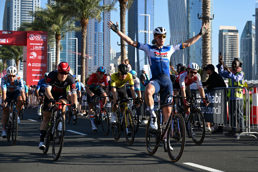 PORT DE DUBAÏ DUBAÏ ÉMIRATS ARABES UNIS 22 FÉVRIER Tim Merlier de Belgique et l'équipe SoudalQuick Step célèbrent sur la ligne d'arrivée en tant que vainqueur de l'étape devant LR Arvid de Klein des Pays-Bas et l'équipe Tudor Pro Cycling Fabio Jakobsen des Pays-Bas et l'équipe DSMFirmenich Olav Kooij des Pays-Bas et l'équipe VismaLease a Bike et Stanislaw Aniolkowski de Pologne et l'équipe Cofidis lors de la 6ème UAE Tour 2024 Stage 4, une étape de 168 km du Dubai Police Officers Club au Dubai Harbour UCIWT le 22 février 2024 à Dubaï Emirats Arabes Unis Photo de Tim de WaeleGetty Images