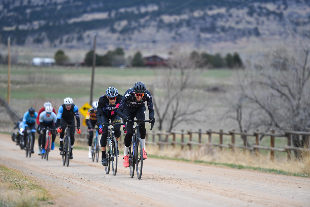 Les hommes professionnels se battent dans des rafales de vent de 25 à 35 mph à Boulder Roubaix 2024