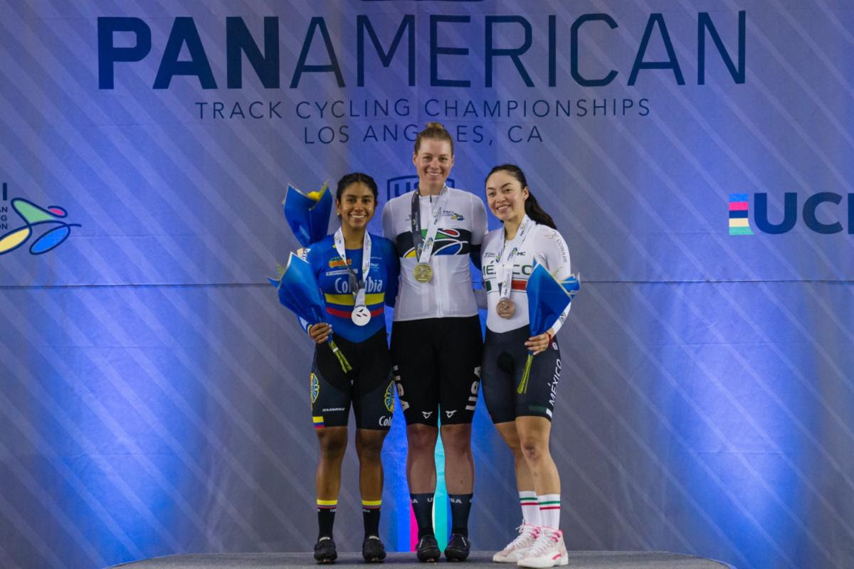 Jennifer Valente sur l'un de ses cinq podiums avec une médaille d'or aux Championnats panaméricains sur piste 2024