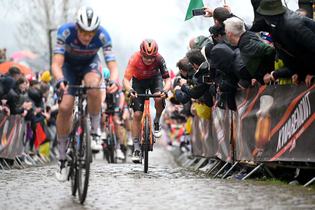 OUDENAARDE BELGIQUE 31 MARS Magnus Sheffield des États-Unis et l'équipe INEOS Grenadiers participent à la 108e Ronde van Vlaanderen Tour des Flandres 2024 Mens Elite, une course d'une journée de 2708 km d'Anvers à Audenarde UCIWT le 31 mars 2024 à Audenarde Belgique Photo de Dario BelingheriGetty Images
