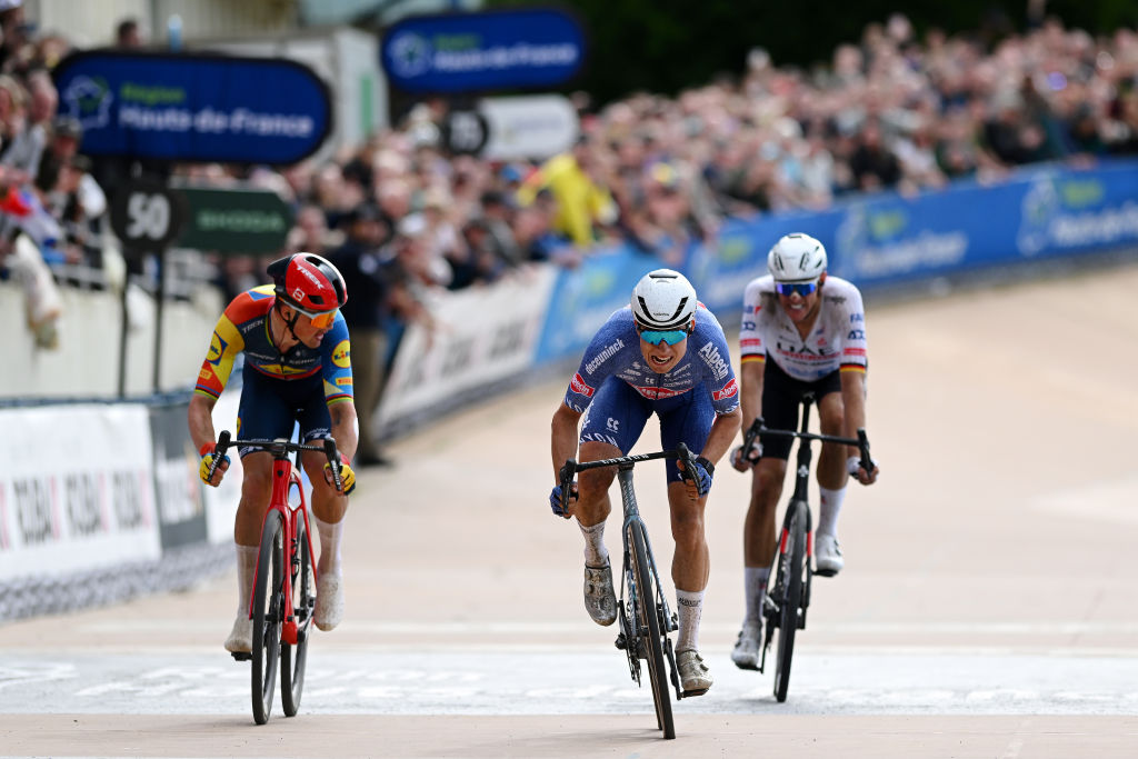 ROUBAIX FRANCE 07 AVRIL LR Mads Pedersen du Danemark et l'équipe Lidl Trek Nils Politt d'Allemagne et l'équipe des Émirats arabes unis et Jasper Philipsen de Belgique et l'équipe Alpecin Deceuninck sprintent sur la ligne d'arrivée lors du 121e ParisRoubaix 2024, une course d'une journée de 2597 km de Compiègne à Roubaix UCIWT Roubaix Vélodrome Vélodrome André Petrieux le 7 avril 2024 à Roubaix France Photo de Dario BelingheriGetty Images