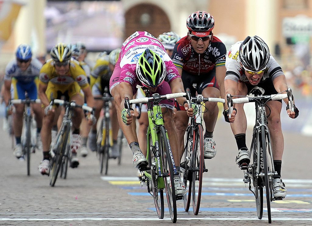 L'Italien Daniele Bennati C coupe la ligne d'arrivée devant l'Australien Robbie McEwen troisième et le britannique Mark Cavendish R deuxième lors de la 12e étape du 91e Giro d'Italie de Forli à Carpi le 22 mai 2008. L'Italie Giovanni Visconti a conservé le classement général maillot rose AFP PHOTO FILIPPO MONTEFORTE Crédit photo devrait lire FILIPPO MONTEFORTEAFP via Getty Images