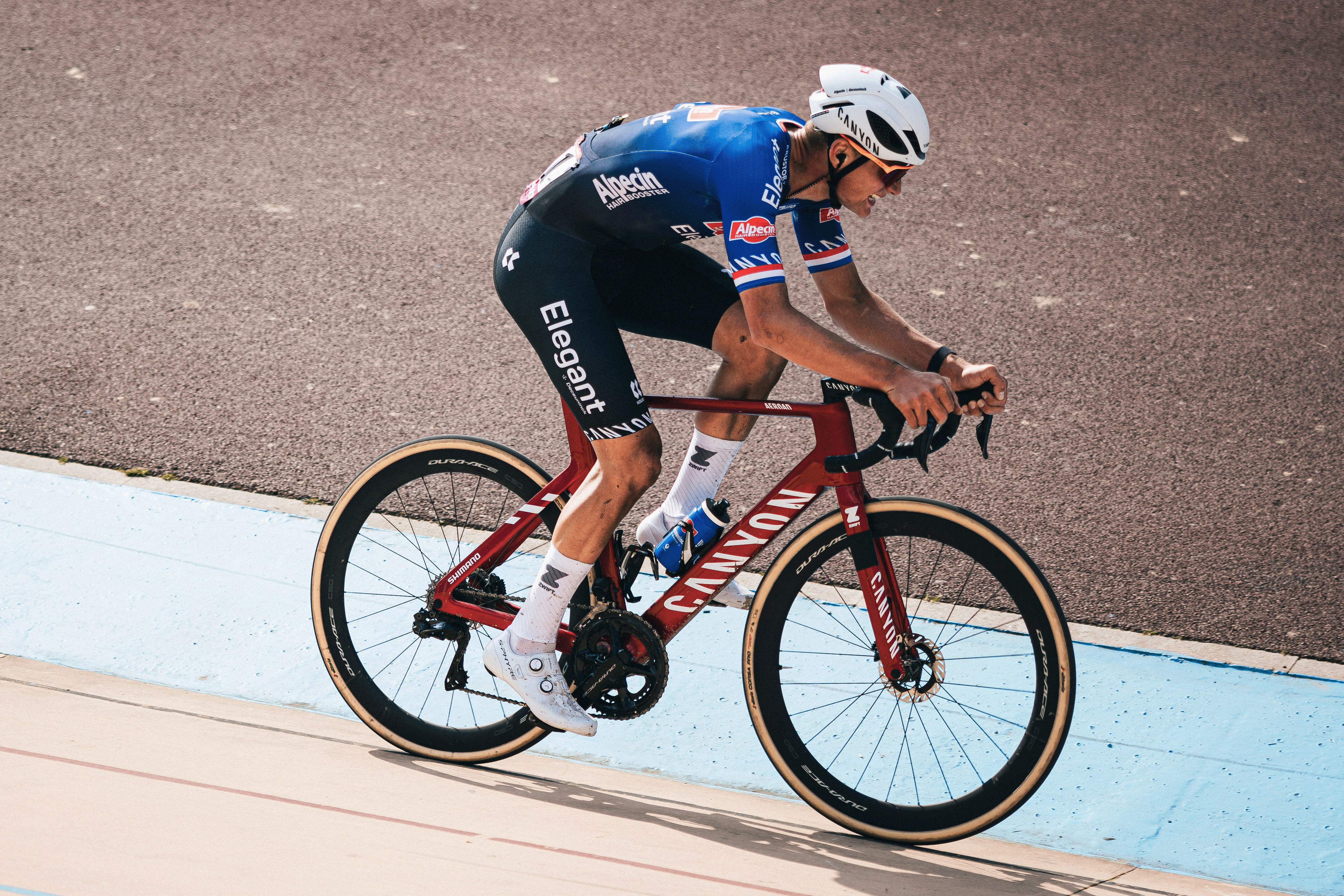Mathieu van der Poel en route pour remporter le Paris-Roubaix 2023