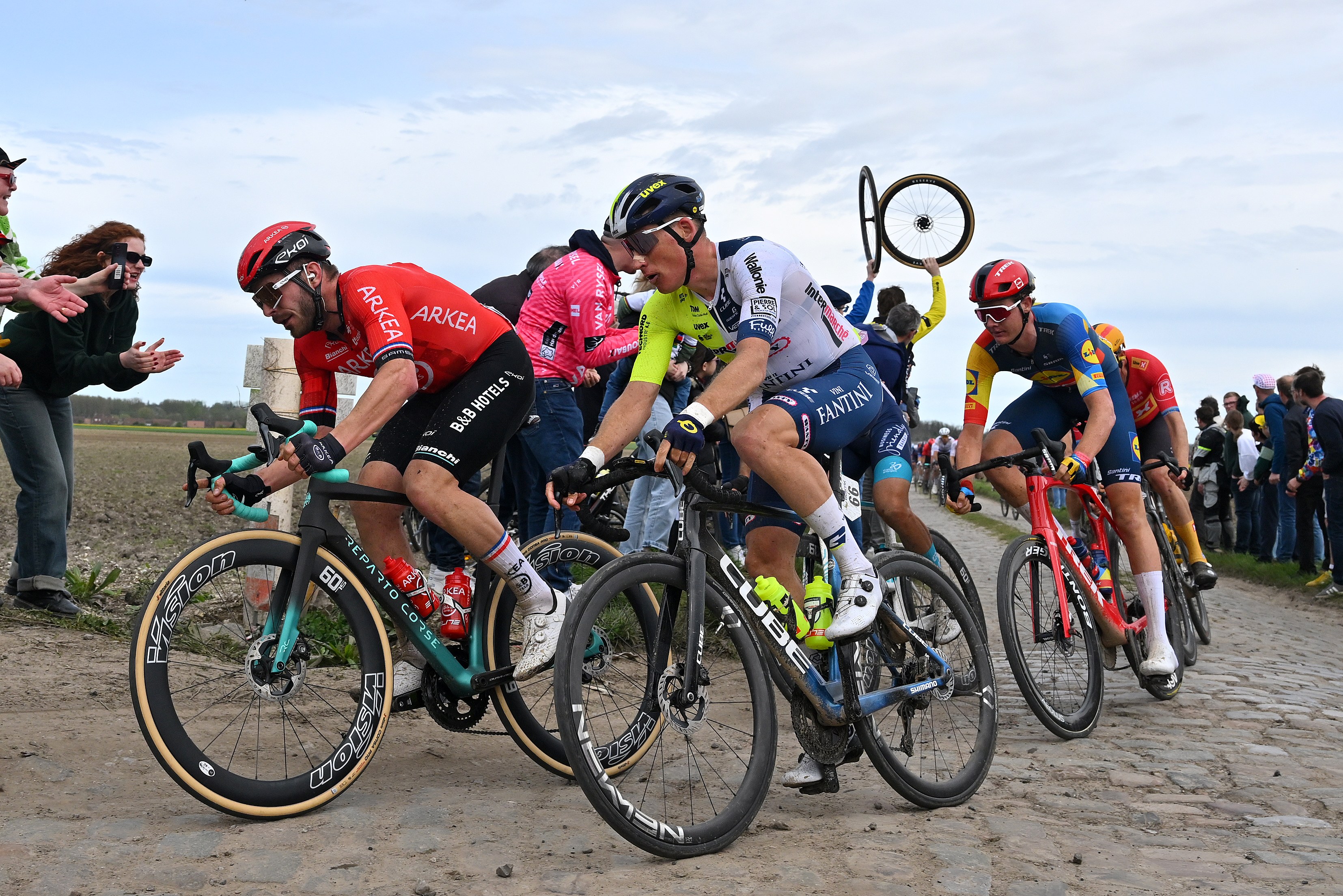 Florian Sénéchal en course à Paris Roubaix 2024