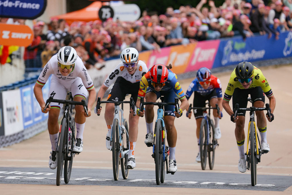 Georgi (deuxième à gauche) sprintant vers la troisième place au vélodrome de Roubaix