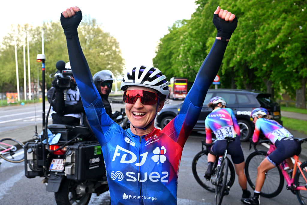 LIEGE BELGIQUE 24 AVRIL Grace Brown, vainqueur de la course d'Australie et de l'équipe FDJ Suez, réagit après la 8e Liège Bastogne Liège Femmes 2024, une course d'une journée de 1529 km de Bastogne à Liège UCIWWT le 24 avril 2024 à Liège Belgique Photo de Luc ClaessenGetty Images