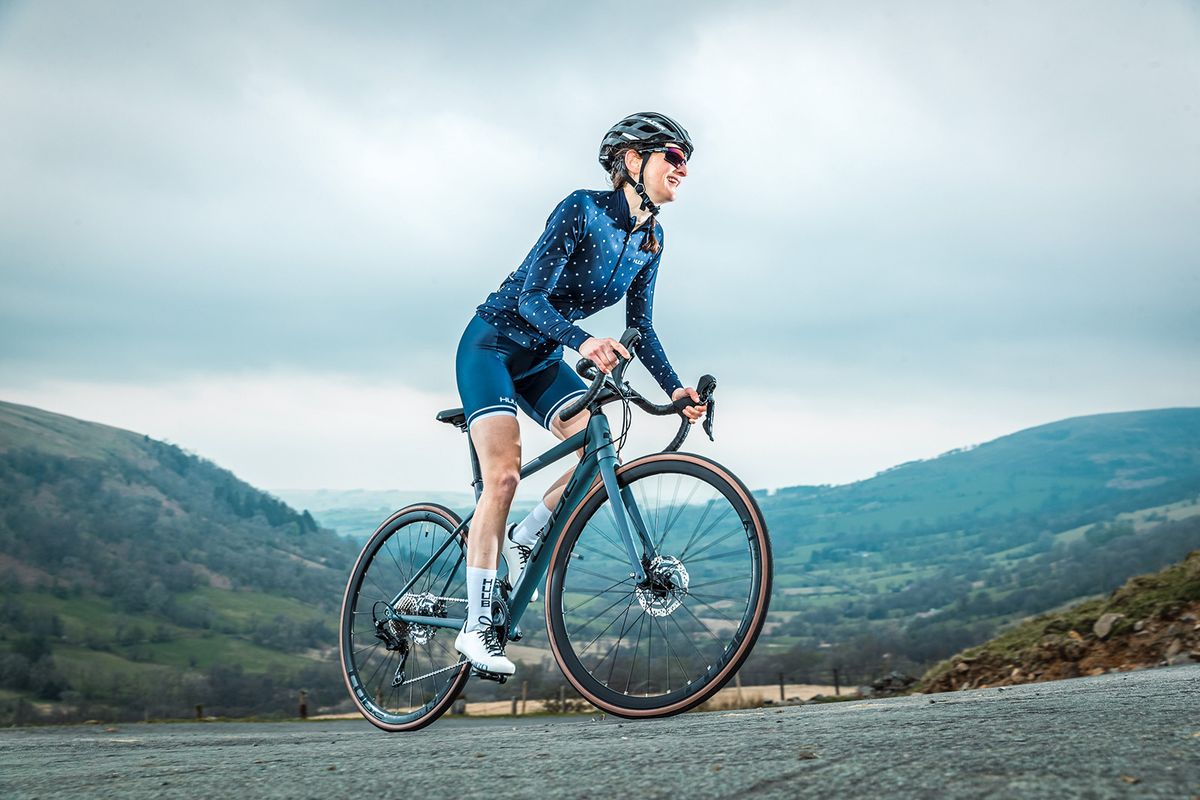 Santé des femmes et cyclisme : explication des blessures courantes, des changements hormonaux et des besoins nutritionnels