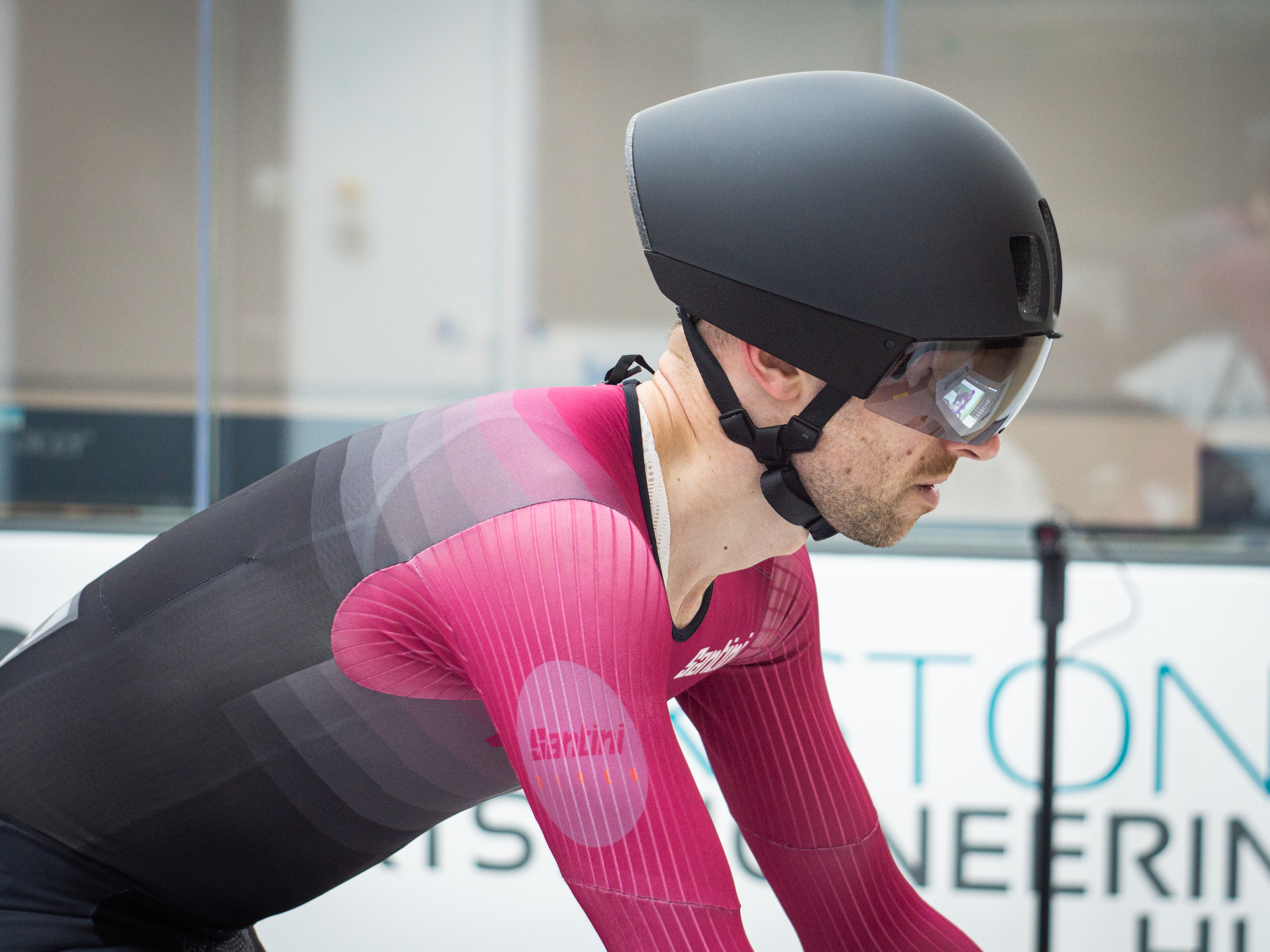 Tom chevauchant dans la soufflerie avec le casque POC Procen Air